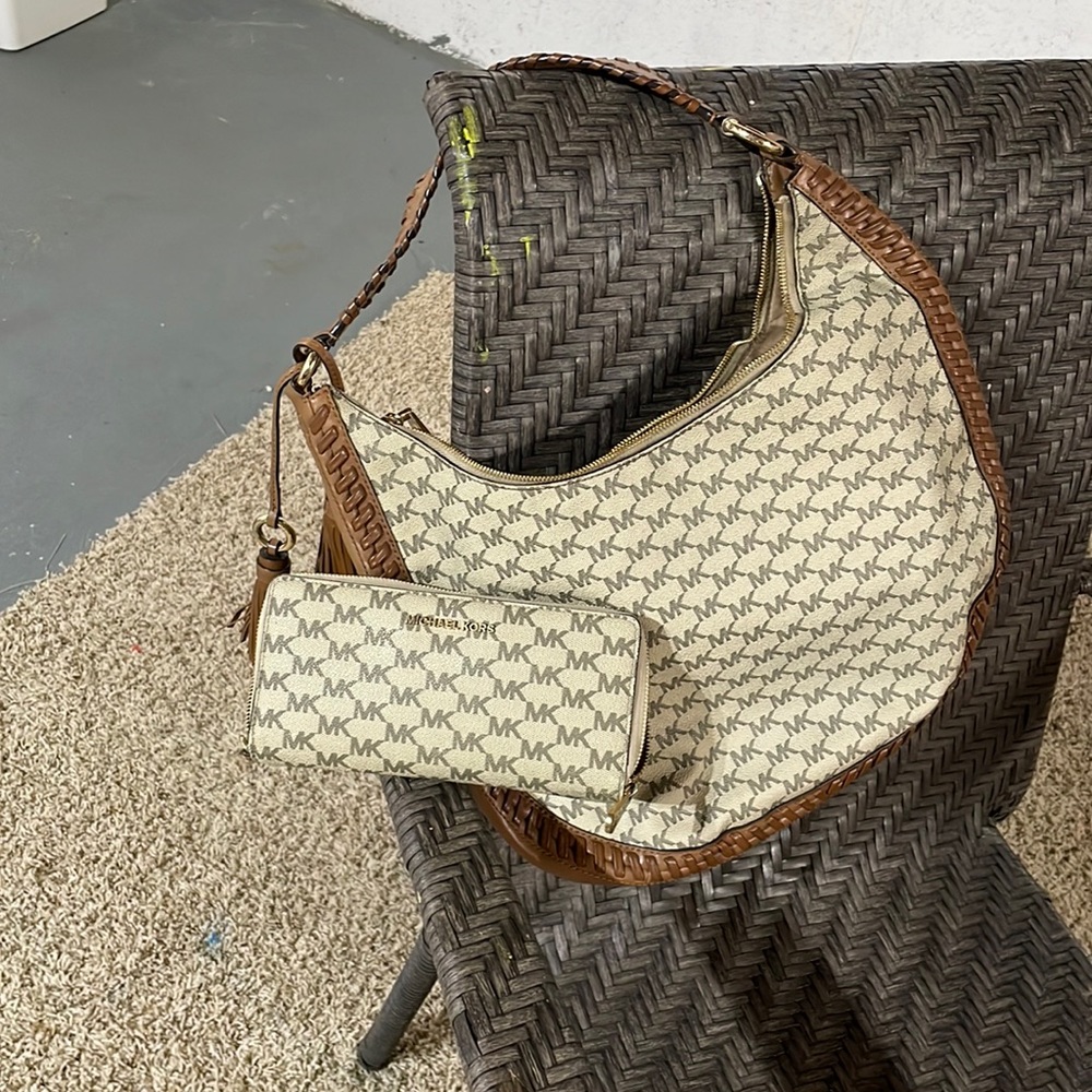 Gorgeous Michael Kors over the shoulder bag with matching wallet gentle used